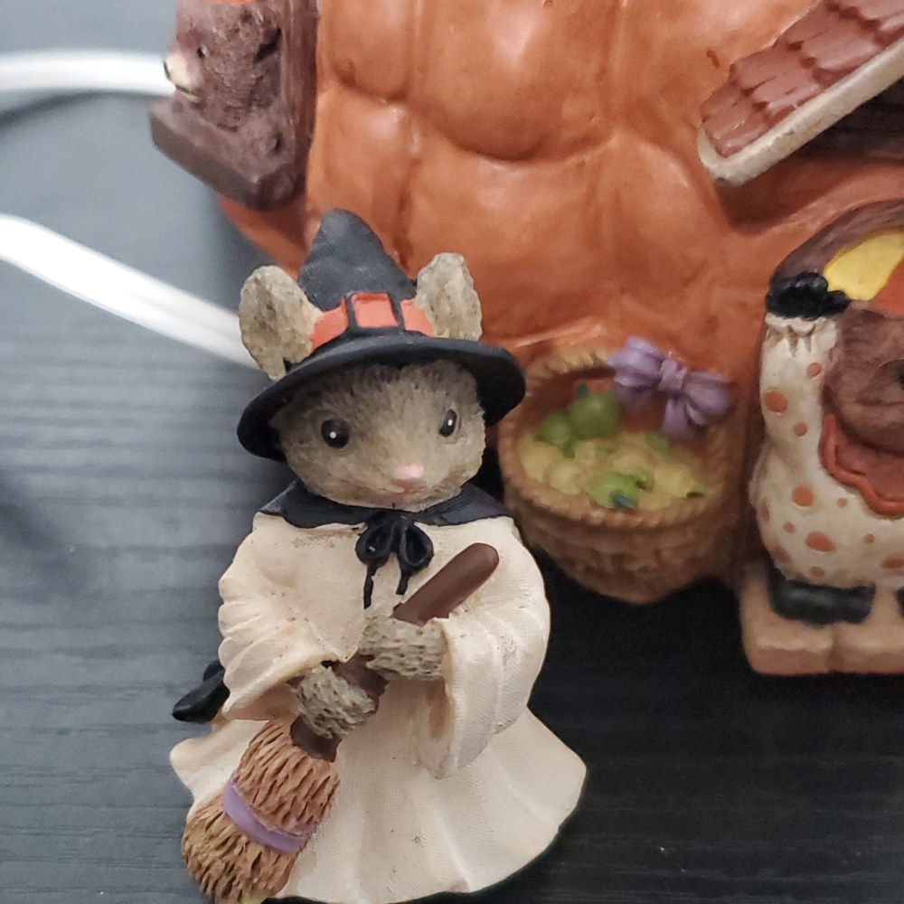 Munchkin Lighted Pumpkin Set with Figurines - Picture 7 of 9